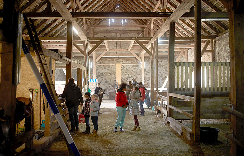 Kinderprojekt Die Arche: Kinder im Bauernhaus (Foto)